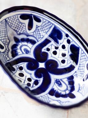 Mexico Mexican Talavera pottery lead free blue white oval bowl 7.5" x 4.5"